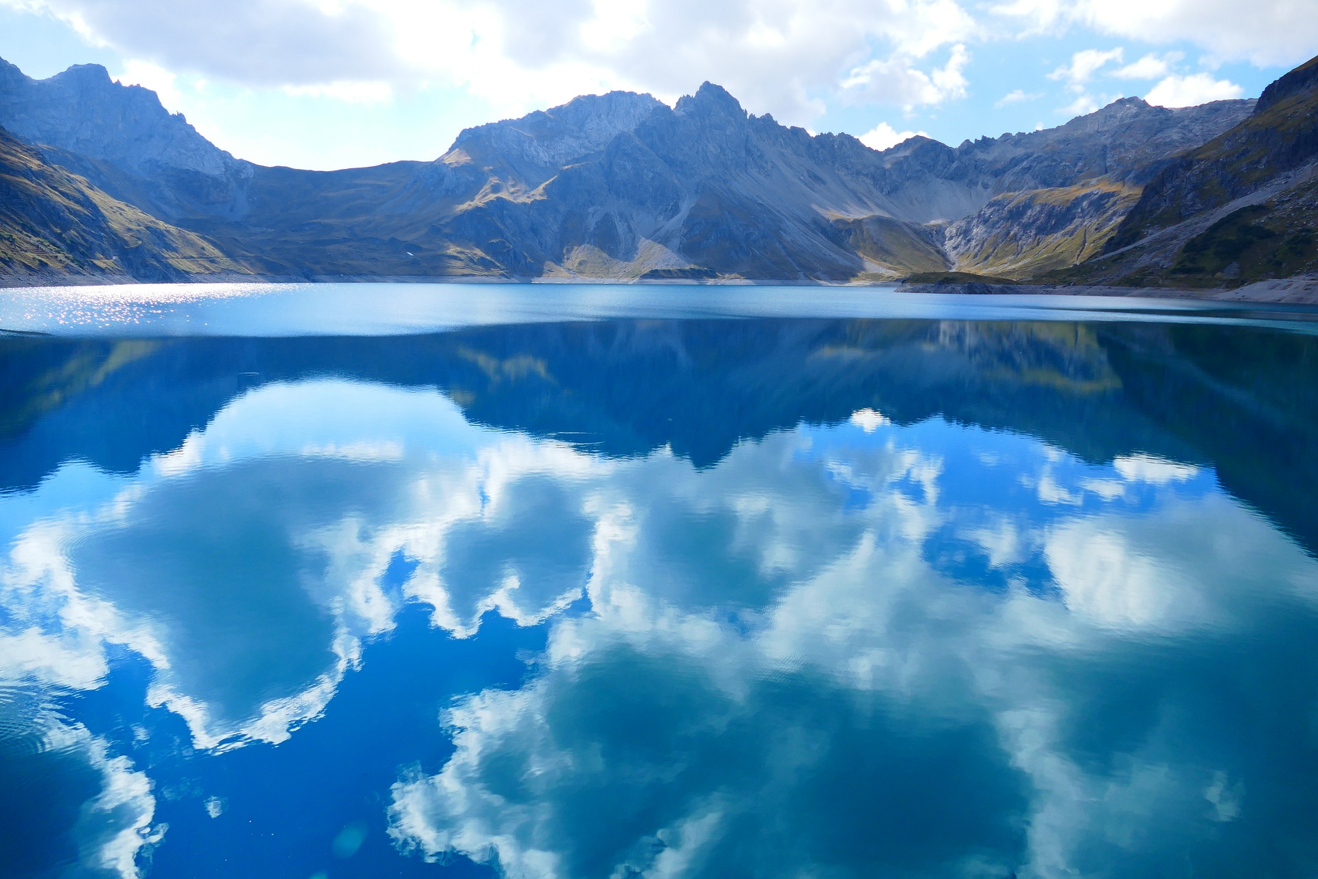 寧靜湖面風景